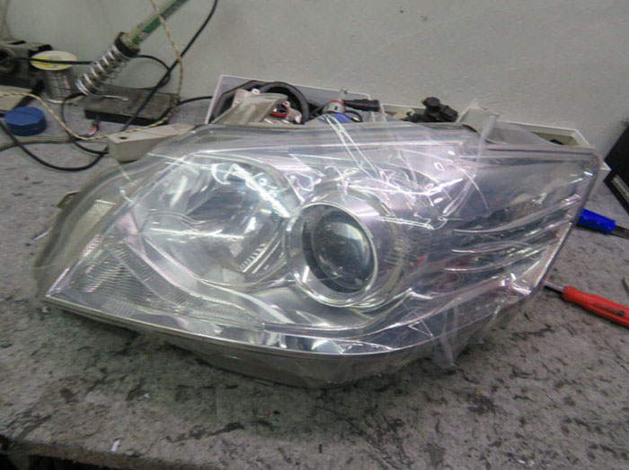 丰田凯美瑞车灯升级阿帕雷霆氙气灯，总成贴保护膜