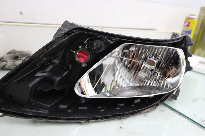 2015款起亚K2车灯改装阿帕5plus氙气灯，拆卸原车灯泡