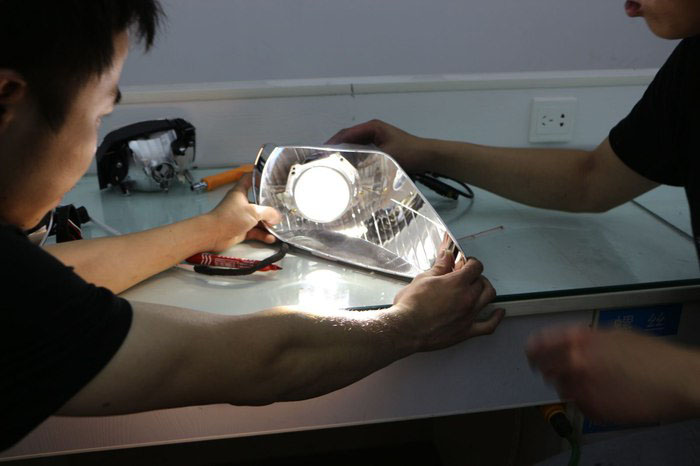 起亚K2车灯改装阿帕5plus氙气灯，安装新的灯泡透镜