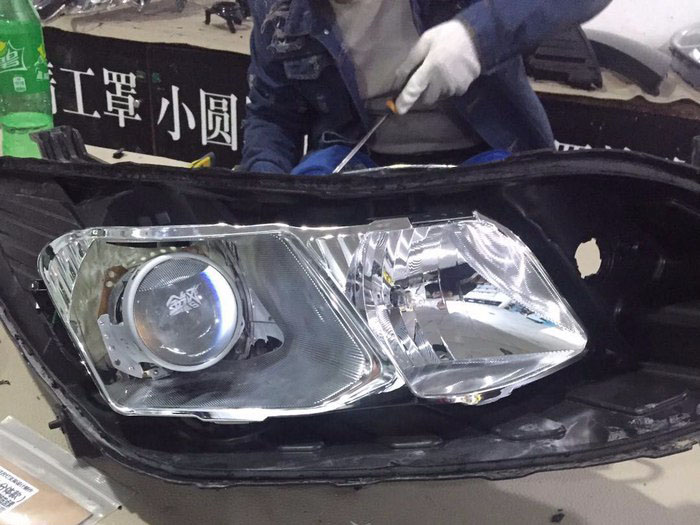 2018款科鲁兹车灯改装中，安装好新透镜