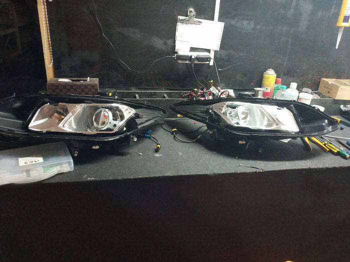 雪佛兰科鲁兹车灯升级阿帕氙气灯，安装好新透镜
